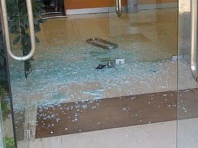 Ληστεία με βαριοπούλες σε κοσμηματοπωλείο